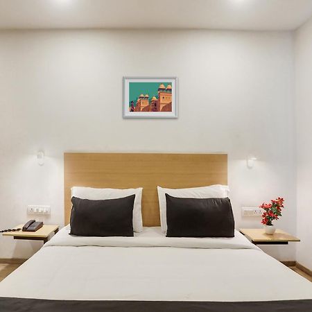 โอโย ทาวน์เฮาส์ 176 ราชธานี เรซิเดนซี Hotel Sururnagar ภายนอก รูปภาพ